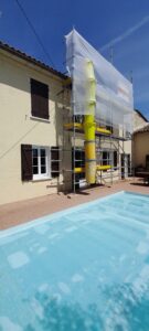 Echafaudage pour sécuriser les équipes REnO2 photovoltaïques lors de travaux sur une maison à étage