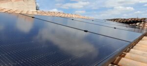 Installation photovoltaïque sur la toiture d'une maison étage