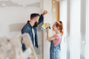 un couple choisit la couleur de peinture murale de son salon