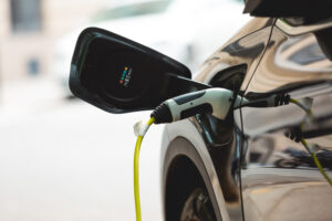 Une voiture électrique connectée à une station de recharge à domicile