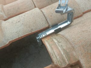 Attache système panneaux solaires