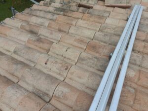 Rail pour pose de panneaux photovoltaïques en surimposition de toiture