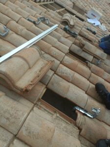 Installation de panneaux photovoltaïques sur un toit