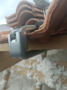 Système d'accroche pour panneaux solaires en surimposition de toiture