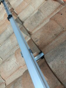 Rail pour pose de panneaux photovoltaïques en surimposition de toiture