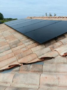 Panneaux photovoltaïques installés en surimposition sur une toiture de maison