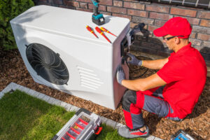 Technicien installant une pompe à chaleur