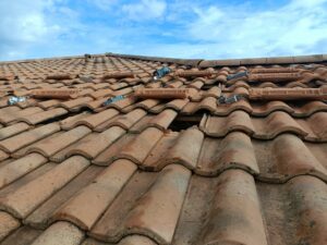 Travail préparatoire sur toiture avant pose panneaux photovoltaïques