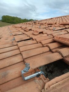 Travaux sur toiture avant pose de rails pour fixation panneaux photovoltaïques