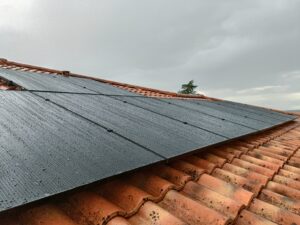 Pluie ruisselant sur une installation photovoltaïque en surimposition de toiture
