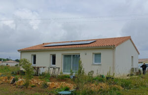 Maison plain-pied équipée de 6 panneaux photovoltaïques posés en surimposition sur toiture