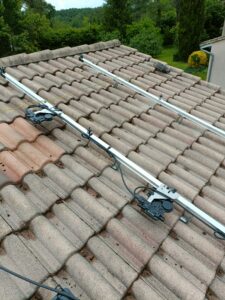 Rails de fixation et micro-onduleurs pour panneaux photovoltaïques