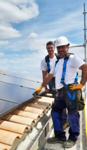 equipe REnO2 qui installe des panneaux photovoltaïque sur la toiture d'une maison etage