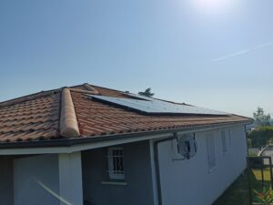 panneaux solaires posés en surimposition sur une toiture