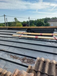 Pose de tuiles sur toiture maison Phénix