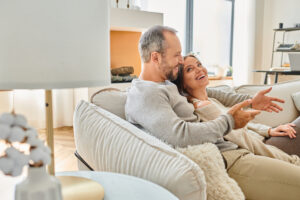 couple heureux dans sa maison après travaux de rénovation énergétique