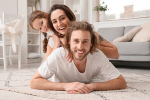 famille heureuse dans sa maison