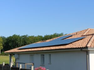Panneaux photovoltaïque sur une toiture de maison en Gironde