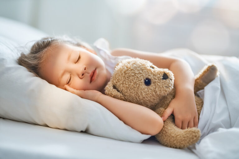 Petite fille dormant pasiblement dans son lit