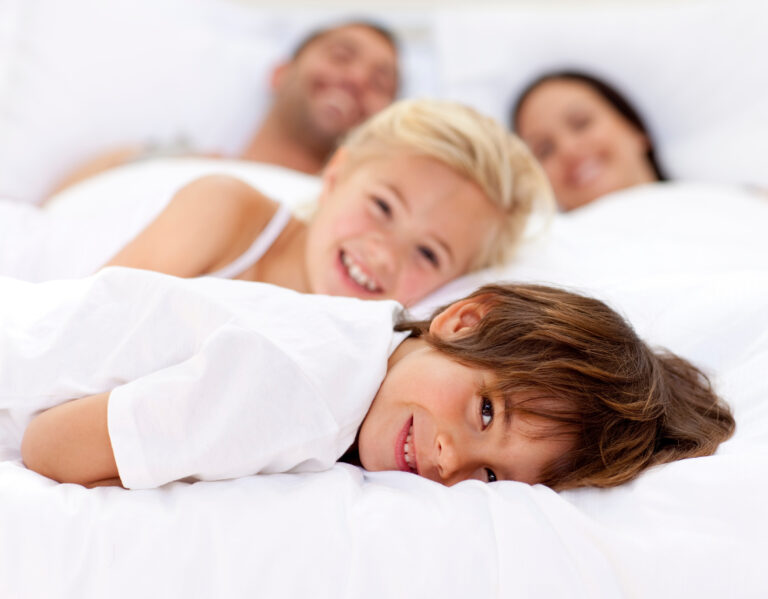 Famille heureuse : deux enfants avec leurs parents