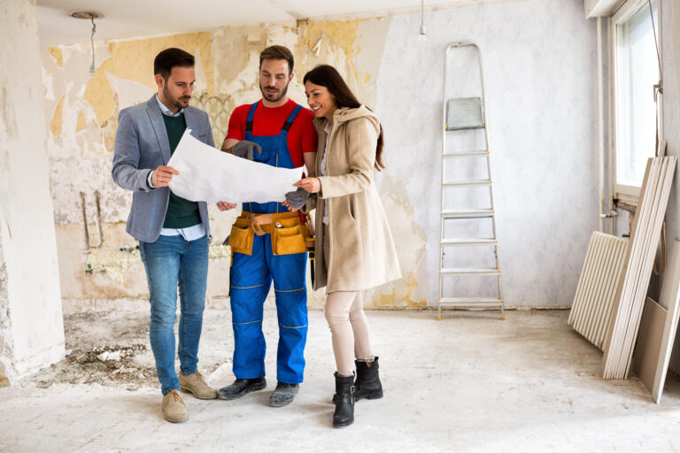 Couple en train de discuter de la rénovation de leur maison