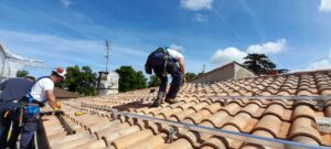 équipe d'installateurs REnO2 panneaux photovoltaïques