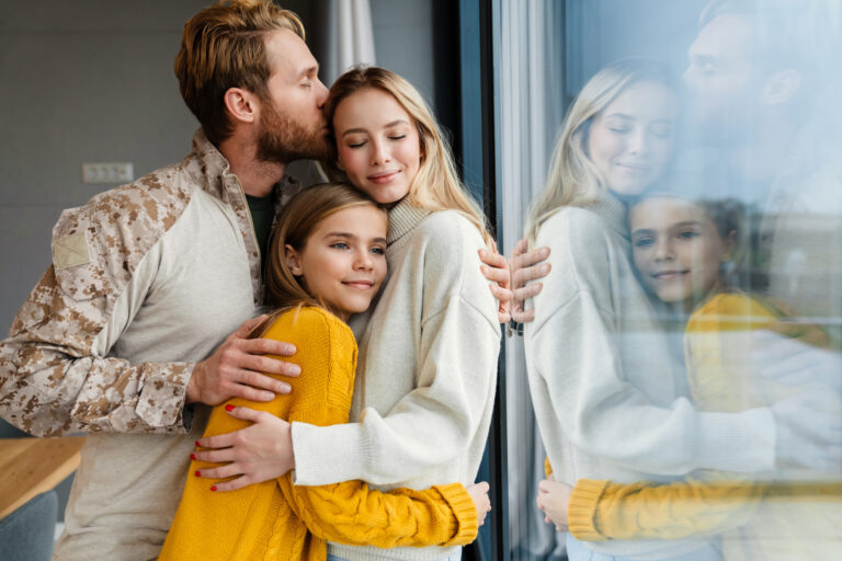 famille heureuse suite rénovation maison