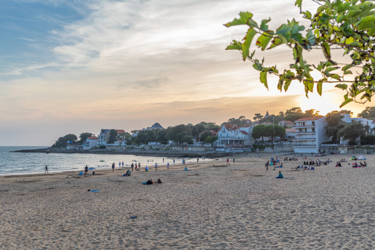 Plage du Bureau au soleil couchant, à Saint-Palais-sur-Mer, Charente-Maritime