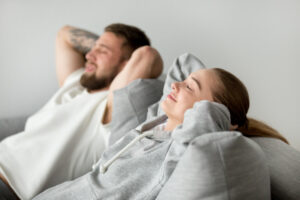 couple profitant d'un air pur grace à leur VMC double flux